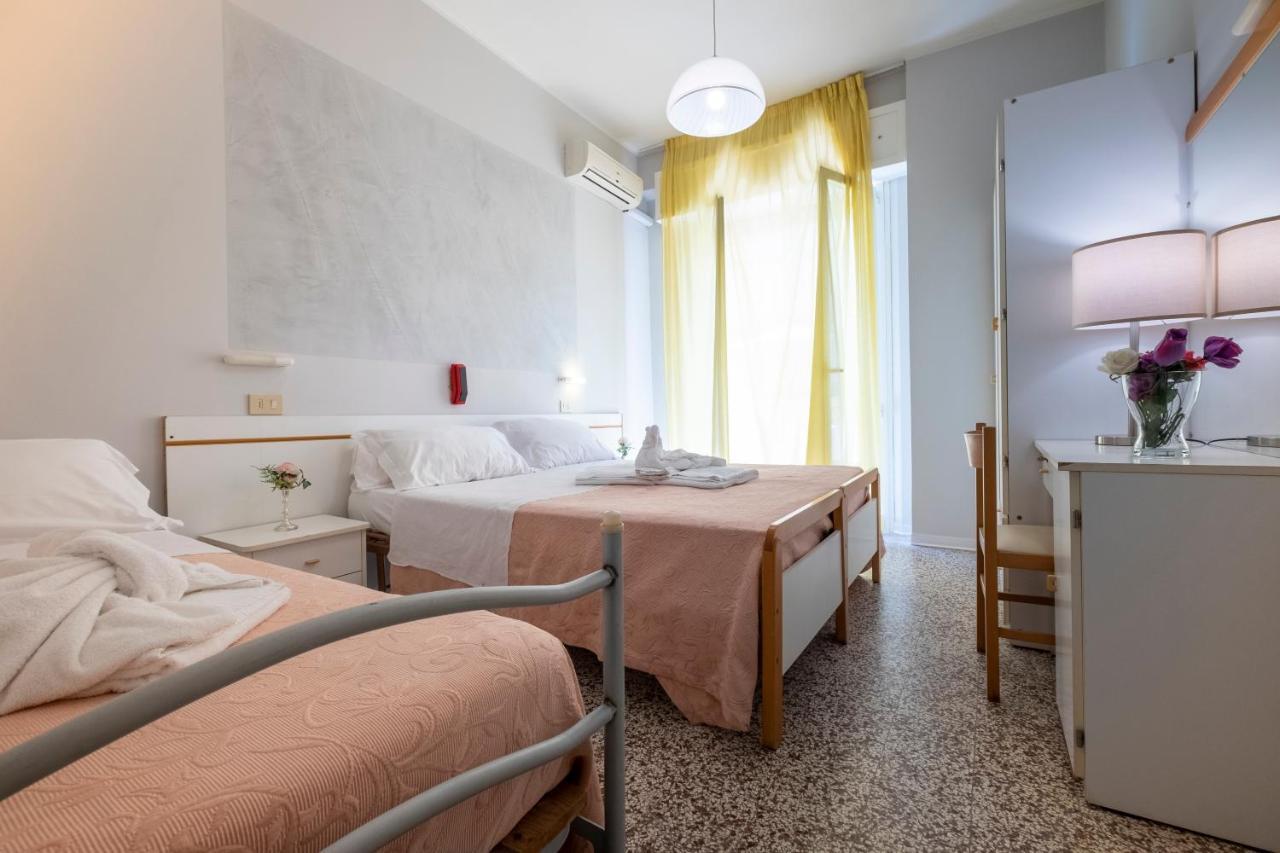 Hotel Giumer Rimini Exterior photo