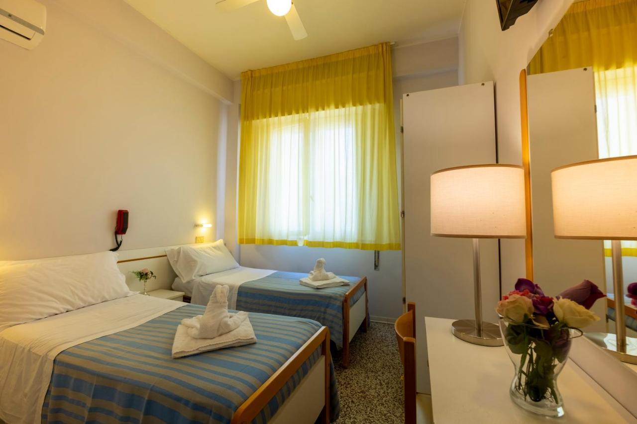 Hotel Giumer Rimini Exterior photo