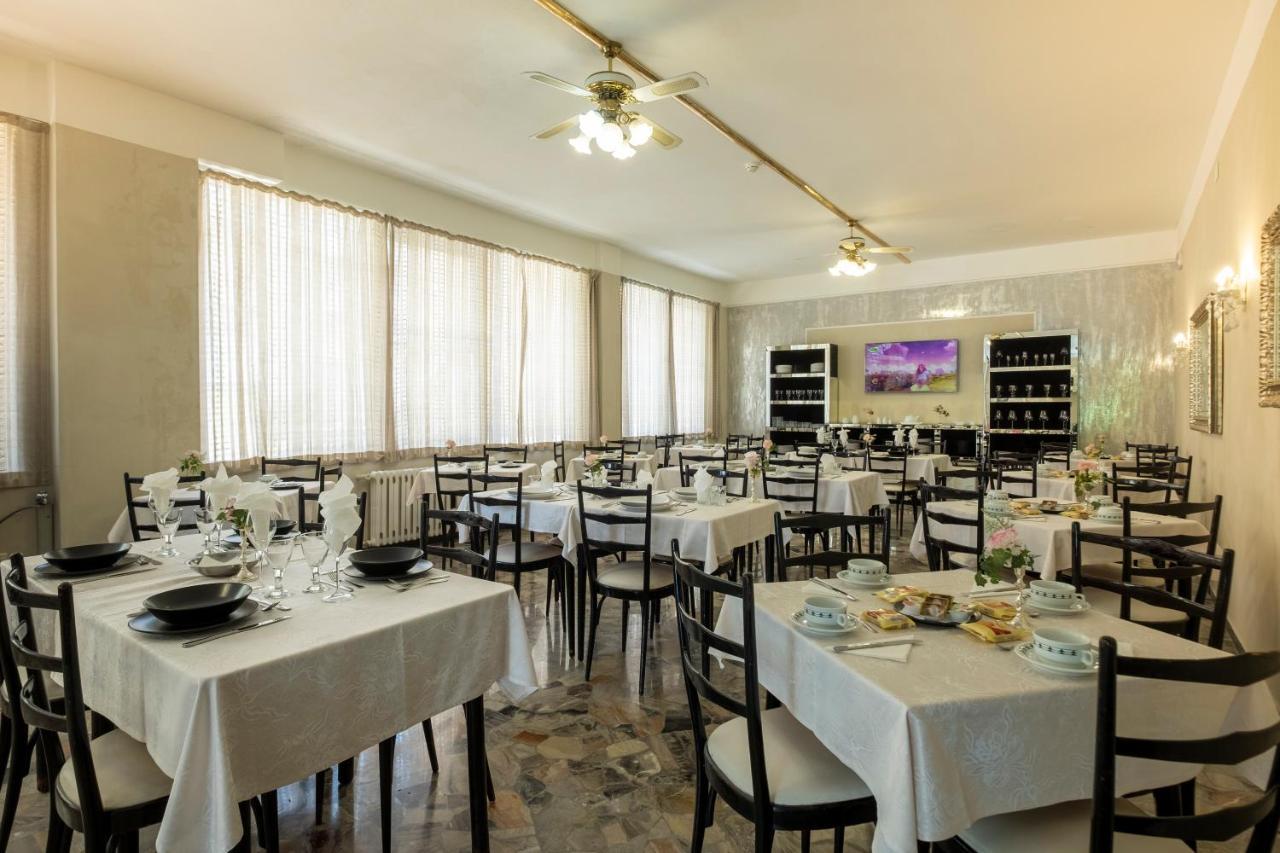 Hotel Giumer Rimini Exterior photo