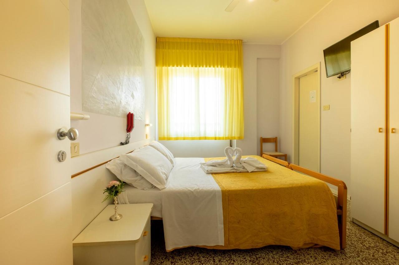 Hotel Giumer Rimini Exterior photo