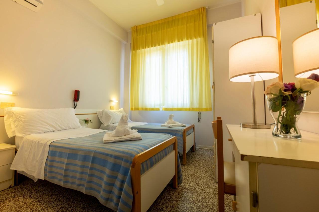 Hotel Giumer Rimini Exterior photo