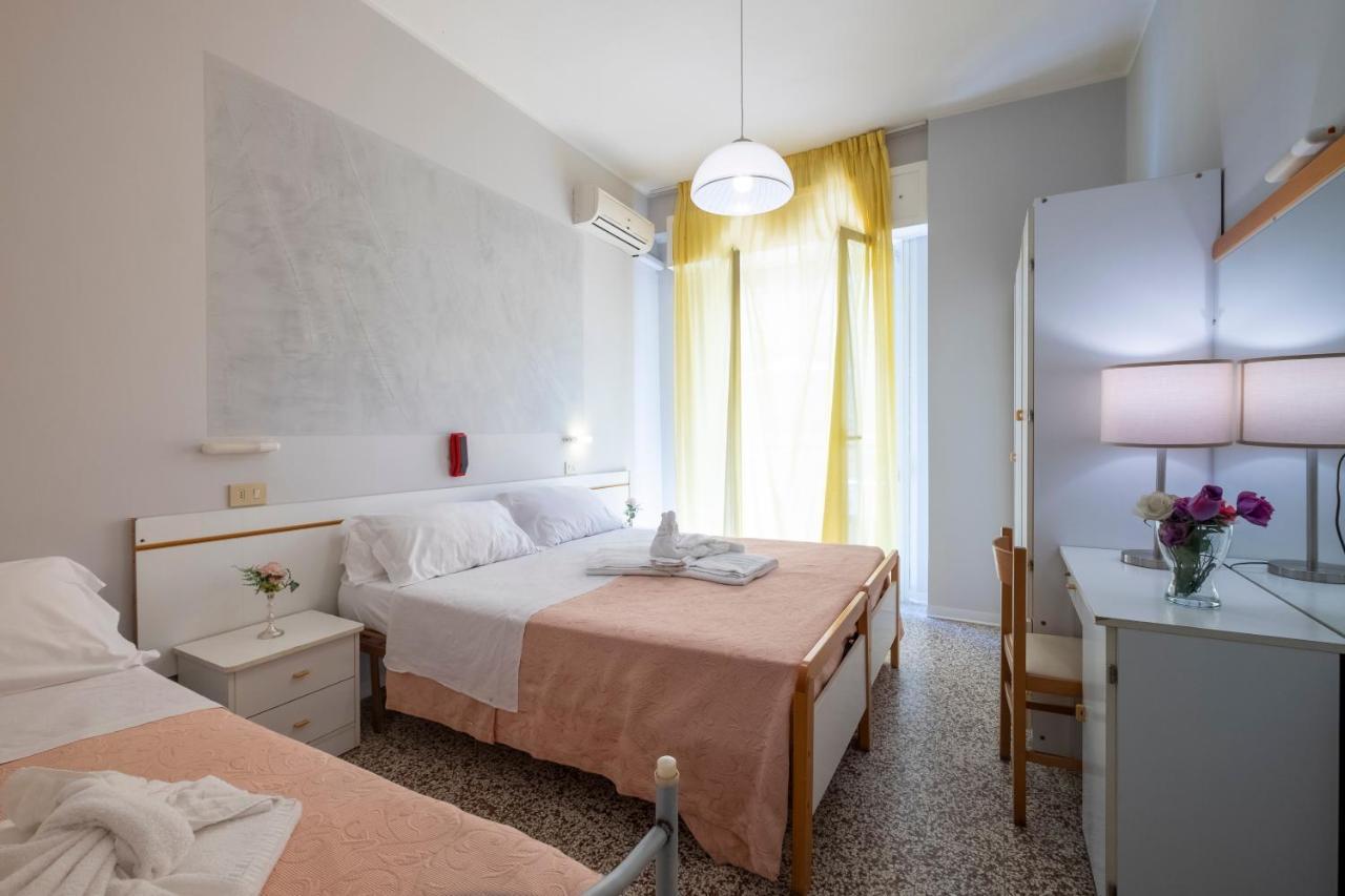 Hotel Giumer Rimini Exterior photo