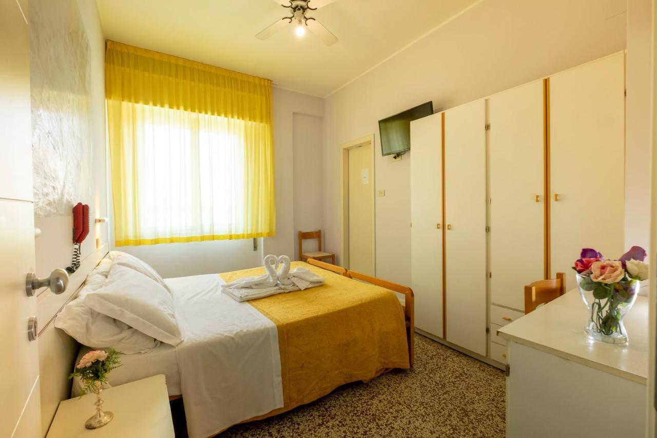 Hotel Giumer Rimini Exterior photo